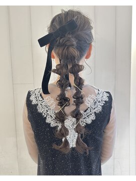 マスカリ(muscali) Ryo編み下ろしツインアレンジ ダブルねじりお呼ばれヘア