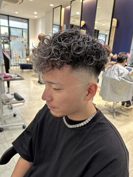 ヴィヴィッド(VIV ID) フェードカット　ハイライト　メンズパーマ　スパイラル