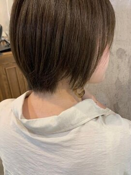 ハンサムショート ミルクティーベージュ 顔周りカット 艶髪