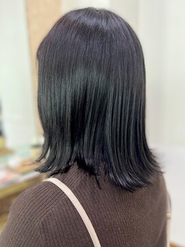 アークスヘアー ブルーブラックナチュラルストレート外ハネミディ