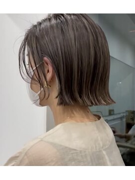 プラグ(Plug) ミニボブ切りっぱなしハイライトイヤリングカラーアッシベージュ