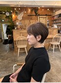 ミルクティー白髪ぼかしショートスタイル