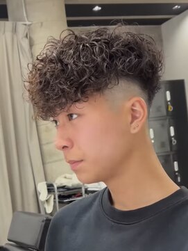 イーラ(era) スペインカール　ツイストスパイラル眉カットメンズパーマ