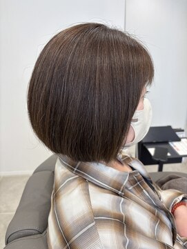アルティーナプライベート(altina PRIVATE) 白髪ぼかしのミニボブ