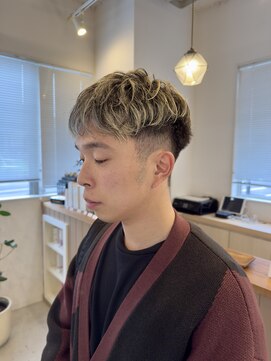 ジジ 宇都宮(Gigi) フェザーパーマ/刈り上げセンターパート/ハイライト/宇都宮/鶴田