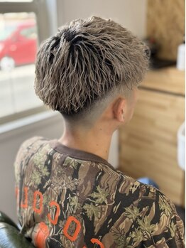 ブル(BULL)の写真/【フェード技術に自信あり】早朝、仕事終わりの遅い時間対応OK!再現性はもちろん、トレンドヘアもお任せ!