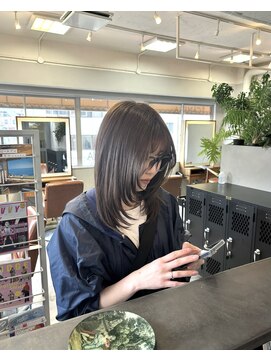 カーメラ(CAMERA) くすみベージュカラー×顔まわりレイヤー/ヤククルミ