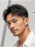 大人メンズのショートパーマ爽やかショート刈り上げ