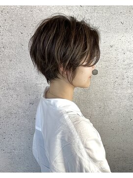 アンダーバーホワイト(_WHITE) ［なんば］耳掛けショート/マッシュ/くびれショート