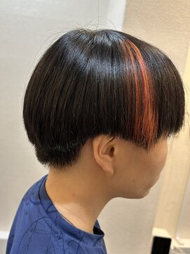 カナエルドットヘア(kanaeru.hair) 赤いメッシュの入ったマッシュショート