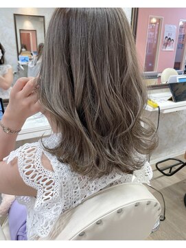 リラ(F-LILA) 30代40代◎グレーベージュ＆ミディアムレイヤー