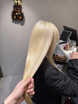 ムーム(Momb) 抜きっぱなしブロンド