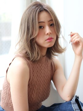 ヴィヴィ(VIVIE) 大人小顔艶髪金髪外ハネボブディホワイトブロンド美髪ハイライト