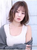 伸ばしかけ外ハネボブとオフショル抜け感