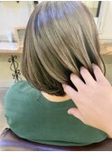 30代・40代小顔ハイライトマニッシュワンサイドショートボブ