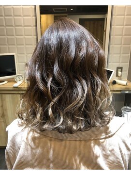 カミケンガレリア(kamiken. galleria) 大人かわいい透明感ゆるふわ艶ボブ【カミケンガレリア】