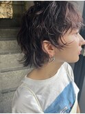『真通知弘』くしゃっとパーマが可愛い前上がりボブショート。