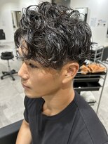 ヒュイル バイ ニアウ(Hwyl by Niau) メンズマッシュセンターパートスパイラルパーマニュアンスパーマ