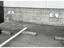 ◇駐車場◇店頭横をくぐり抜けると出てきます♪2台完備