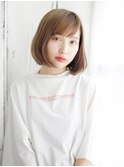 ハイトーングレージュのナチュラルボブスタイル