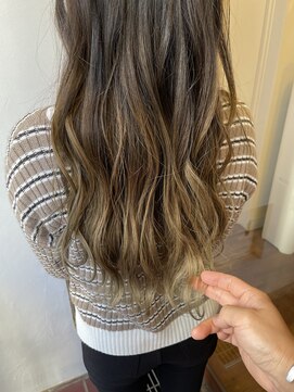 アン(Hair make un) バレイヤージュ×シルバーアッシュ