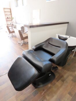 エイティサード(8ty3rd)の写真/無料で全てのメニューにヘッドスパ付が嬉しい♪こだわりのフルフラットシャンプー台で癒しのスパタイムを…