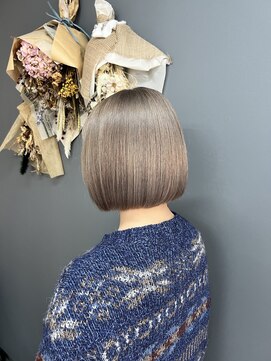 ラフィネ(Raffine) ホワイトグレージュ/ボブ/ハイトーン