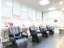レ モーリア デフィ defi ヘアメイクの雰囲気（フルフラットなシャンプー台でシャワータイムもくつろげる）