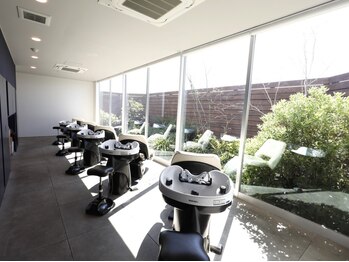 トップヘアーヒルズ 安城(TOP HAIR HILLS)の写真/話しやすい雰囲気と居心地の良さが自慢。ゆったりとくつろげる上質空間で心も体も癒されるひとときを…☆