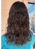 ロング強めスパイラルパーマ暗めカラーウェーブヘアハードパーマ