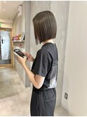 YOKE 丸くない切りっぱなしボブアッシュグレージュブリーチなし
