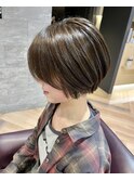 オリーブベージュ × ショートボブ