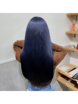 ロッカヘアエジェ(ROCCA hair eje.) 暗めカラーブルーブラック × 艶ストレートロング