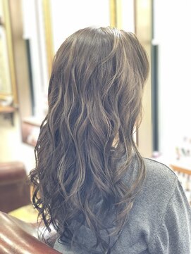 リリー ヘアーアンドビューティー(Lily) ハイライト透明感グレージュ