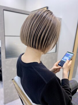 リノショアーズ 日本大通り店(RINOSHORES) 【ブリーチ＋ワンカラー】ミニボブ/ミルクティーハイトーン