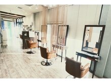 クィーンズゲート和戸店の雰囲気（光が差し込む店内。間隔が空いているのでゆったり過ごせます！）