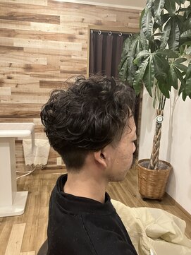 ヒュッゲ コロイコ(Hygge Coroico) しっかりとカール感を活かした メンズ パーマ スタイル。