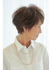 グレイヘアを透明感のある色で遊ぶ大人の明るめショート