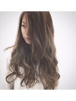 ロロ(LoLo.)&nbsp;外国人風ハイライトグレイアッシュ×無造作ウェーブ♪