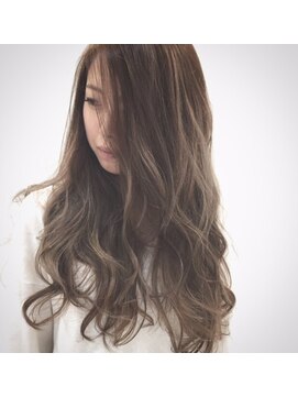 ロロ(LoLo.) 外国人風ハイライトグレイアッシュ×無造作ウェーブ♪