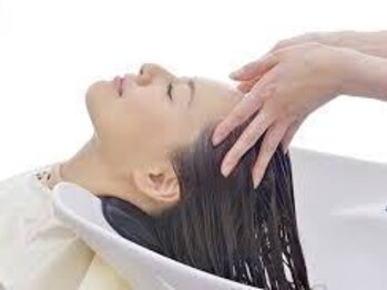 美容室たしろグループ タシロ ヨナゴ TASHIRO YONAGOの写真/丁寧なマッサージでリラックス&血行促進◎頭皮環境を整えるだけでなく、白髪・リフトアップにもおすすめ♪