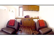 リリィ(Lily by Pledge Hair Design)の雰囲気（フルフラットのシャンプー台で極上の癒しを。）