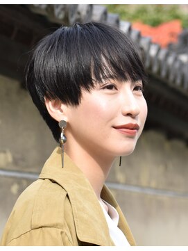 ヘアーウニール(Hair Unir) 黒髪でもキマる メイクも際立つツーブロック大人ショート