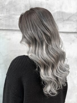 ヴィズバイエリーツ(vizz by elyts) 外国人風シルバーアッシュ×グラデーション×なみなみウェーブ