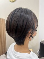 ヒビ(hibi)&nbsp;前下がりシルエットの大人ショートボブ