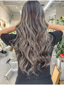 マリアナ(Mariana) ハイライトショートヘアレイヤーカットダブルカラー