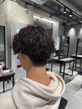 スタッド 松戸(stud. Men‘s) 刈り上げセンターパート×波巻きスパイラル
