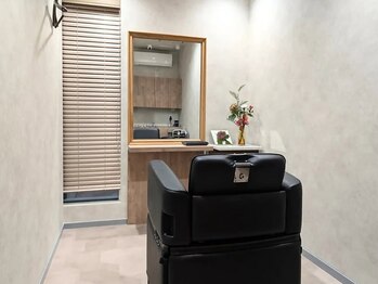 ANSEE BEAUTY STOREの写真/ショップの奥の個室、最高級シート「ONE」で過ごす贅沢。昇降式シャンプー完備、完全個室で至福のひと時を*