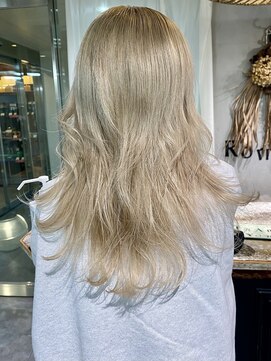 ロリム(RorriM) レイヤーカット　ダブルカラー　ホワイトベージュ　ウルフカット