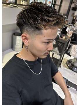 フランクスバーバーリザーブ 人形町店(FRANK’S BARBER RESERVE) アップバング束間ツイストパーマ×テーパーフェード